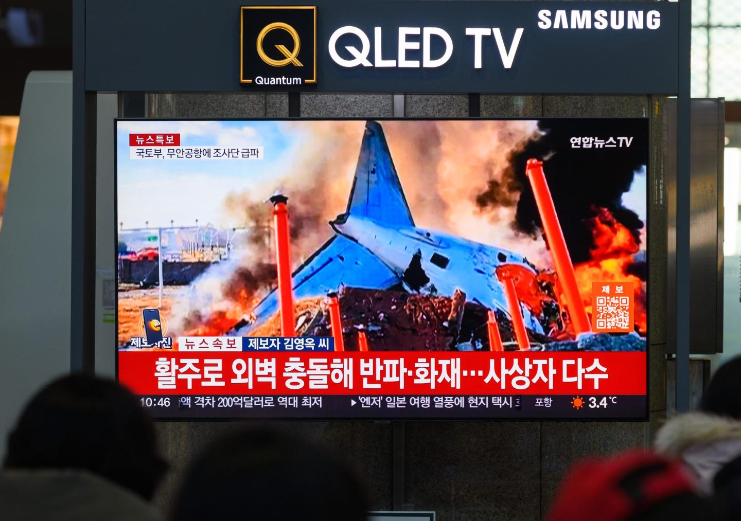 A 24-hour Yonhap news TV broadcast at Yongsan Railway