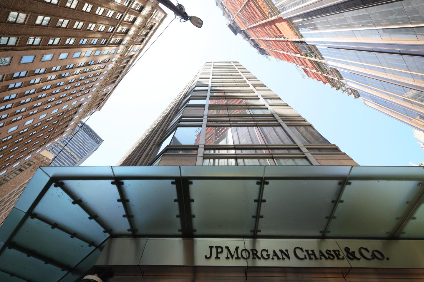 An upward view of the JPMorgan Chase building