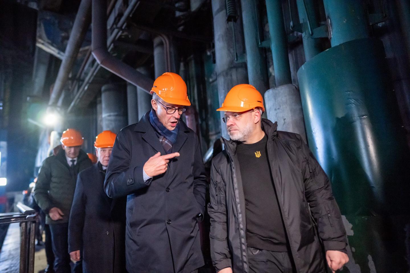 Herman Halushchenko (r) visits a coal-fired power plant near Kiev