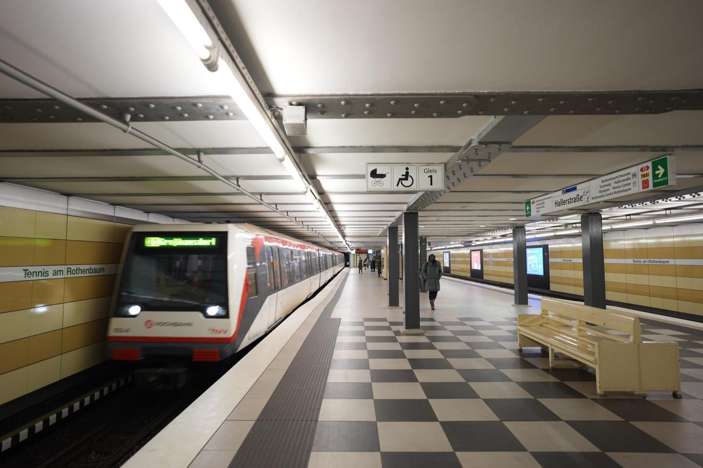 A subway train on line U1 arrives at Hallerstraße subway station.