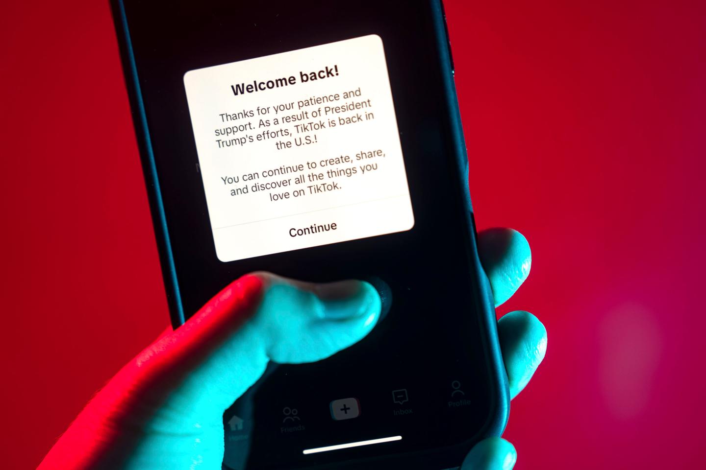 A pop-up message on the TikTok app as seen on January 19, 2025. (Photo: Kent Nishimura/Bloomberg/Getty Images)