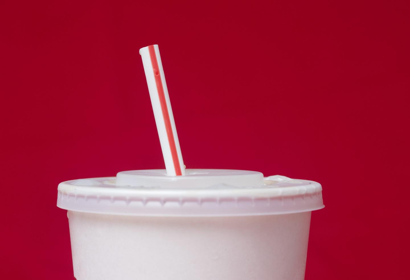 Trump signs order banning federal use of paper straws because they ‘don’t work’—’We’re going back to plastic’