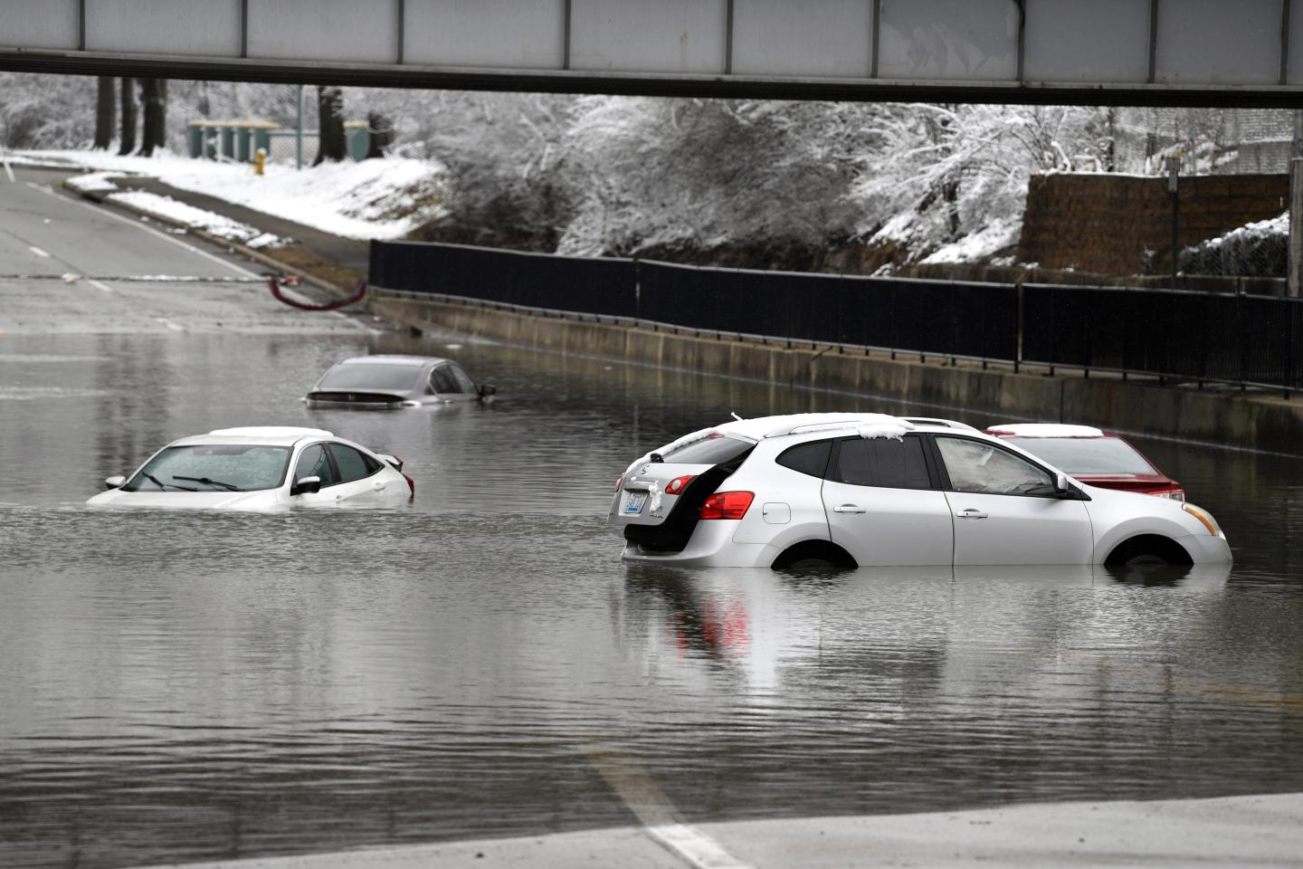 ‘Life-threatening cold’ predicted as polar vortex stretches across U.S. after deadly weekend flooding kills at least 10