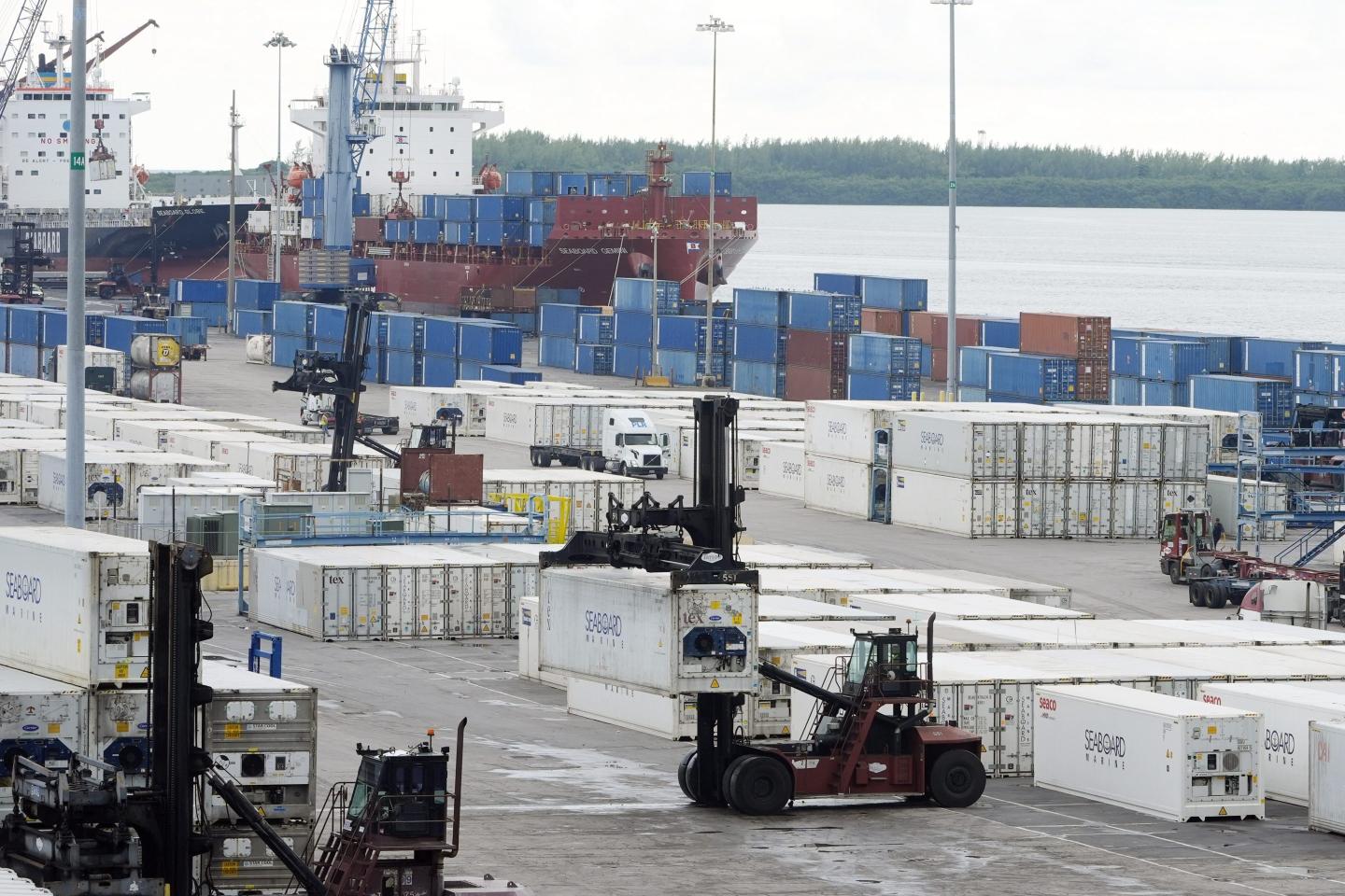 U.S. dockworkers approve a 6-year contract that will avoid a strike that could have crippled the economy