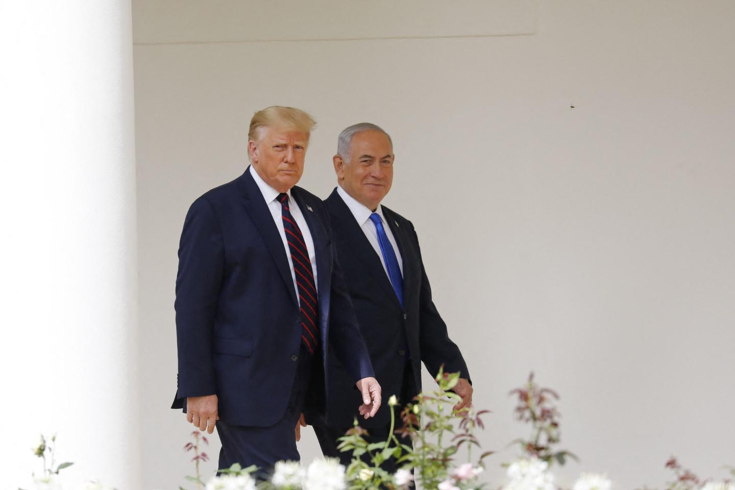 Trump walks with Netanyahu along the White House in 2020