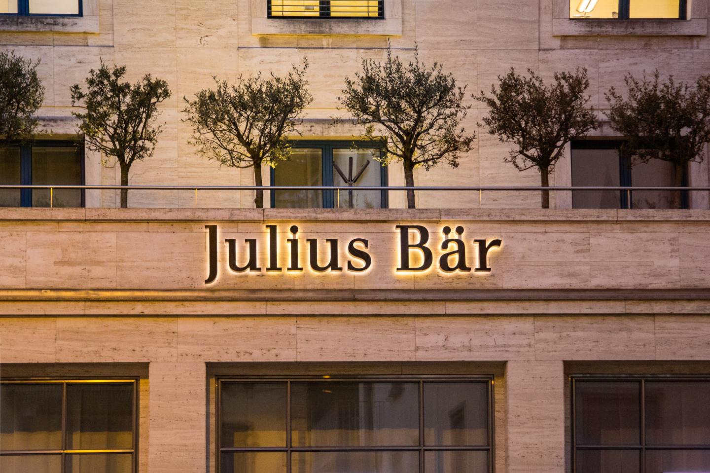 Julius Baer announces 400 job cuts, executive board revamp