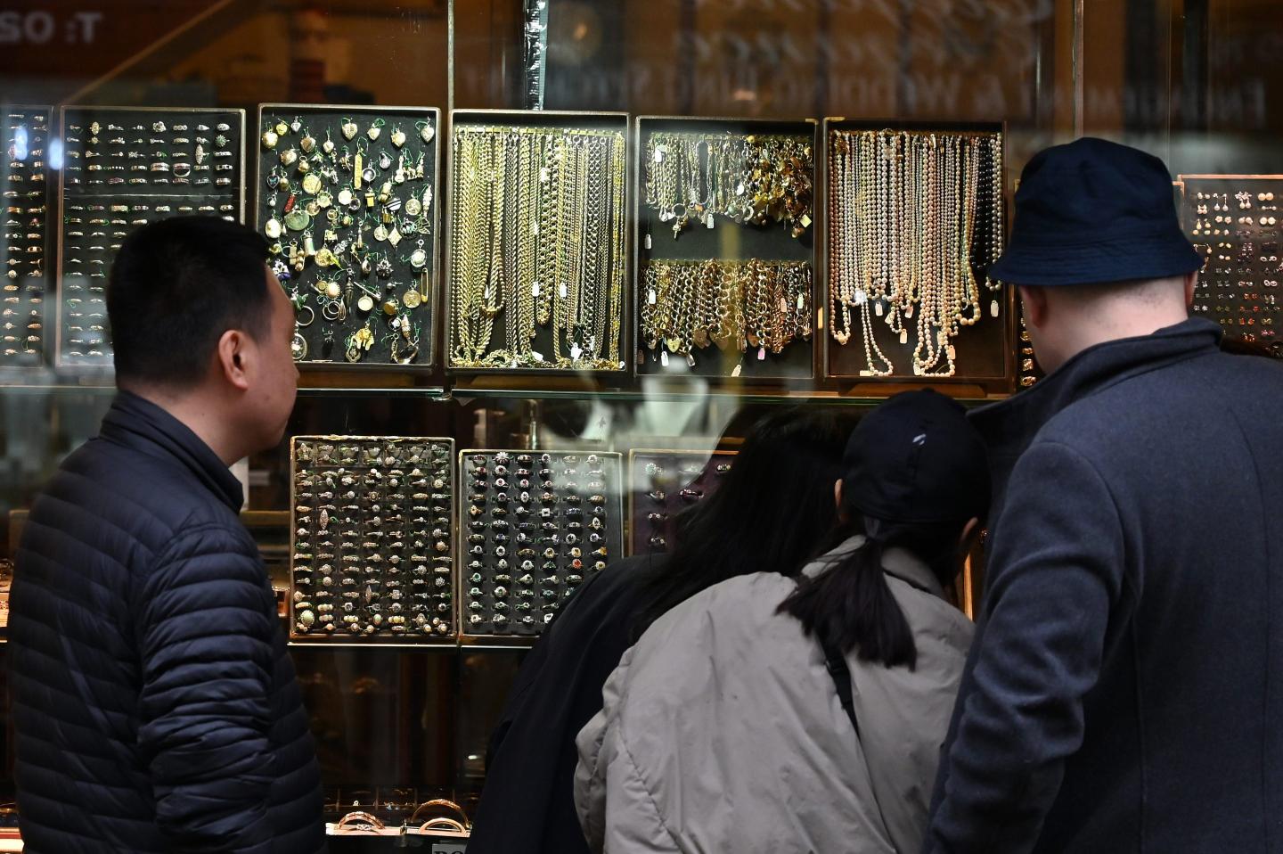 Price of gold reaches record highs—a burden and blessing for London jewelers
