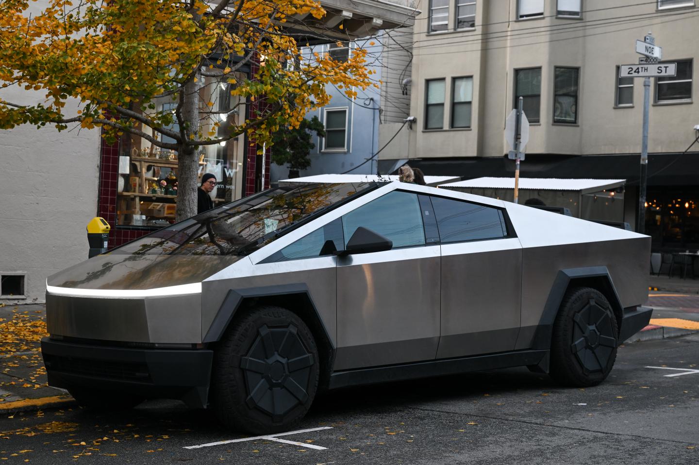 Elon Musk says he is ‘pretty sure’ Tesla isn’t getting $400 million sweetheart deal to make armored cars for the U.S. government