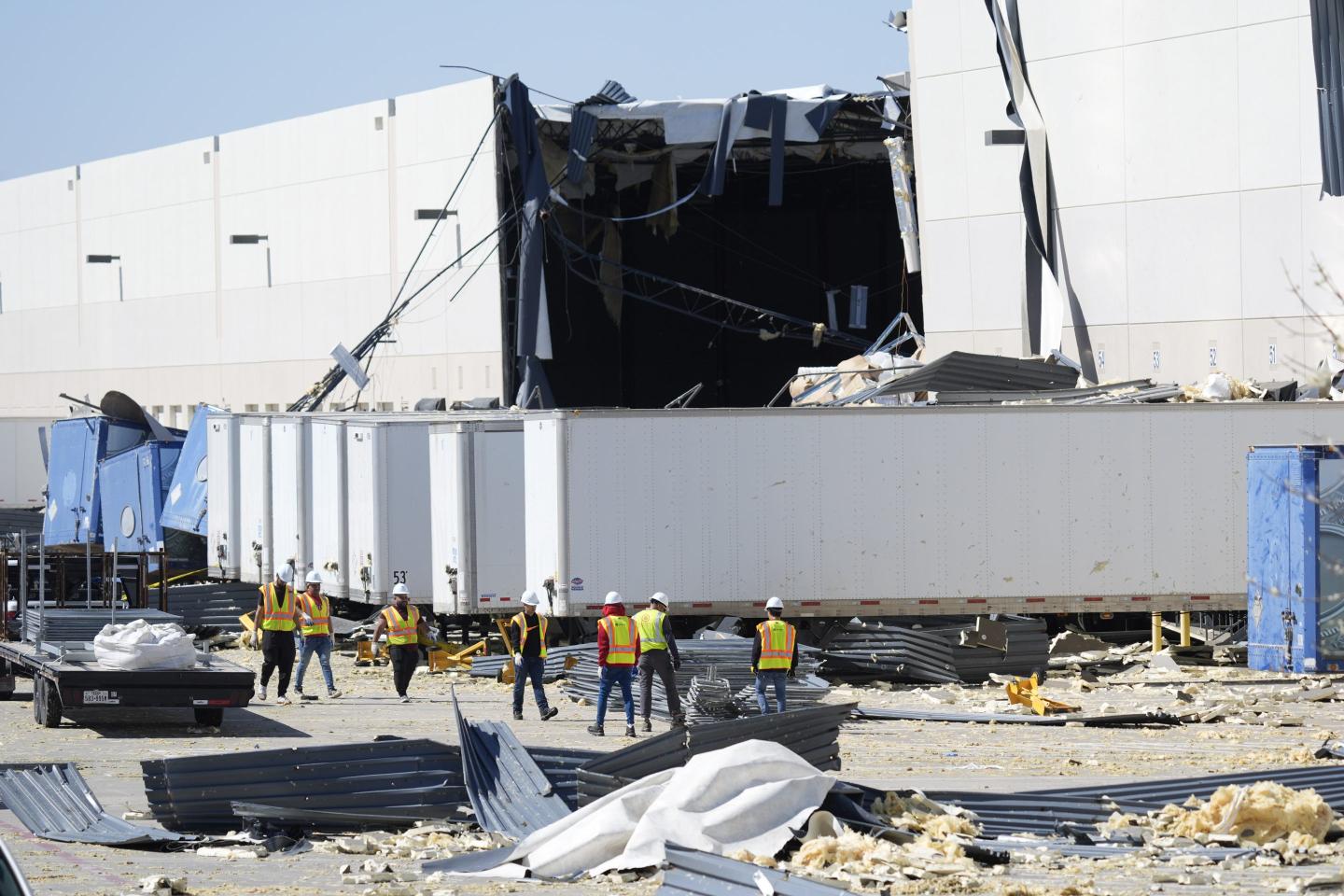 Powerful storms kill 2 in Mississippi and launch wildfires and blizzard conditions across the U.S.