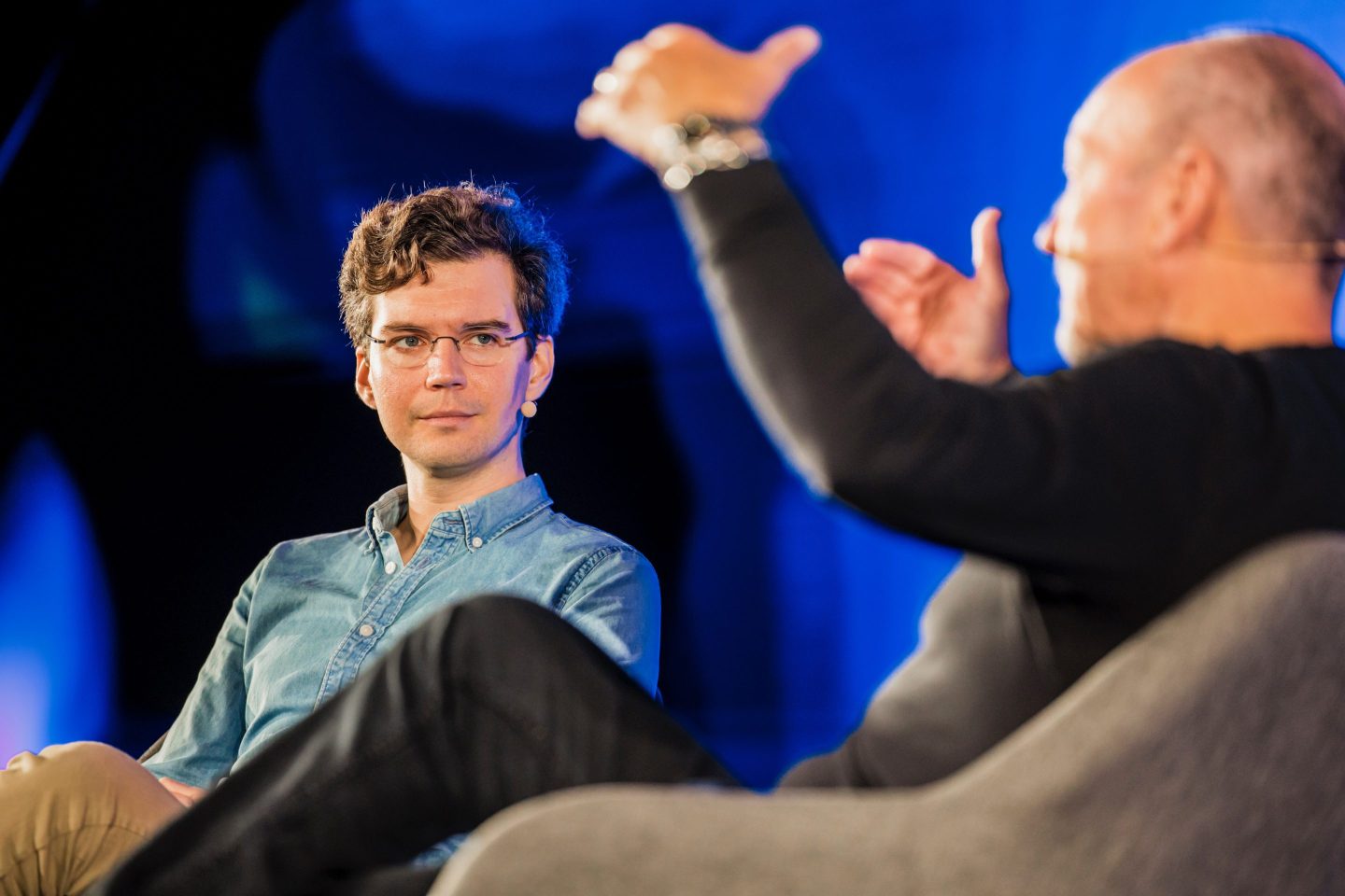 Austin Federa speaks on stage at a Solana conference.