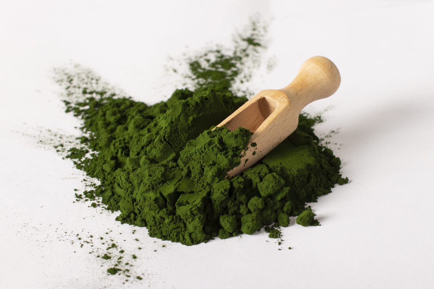 Dark green powder with a wooden schoop
