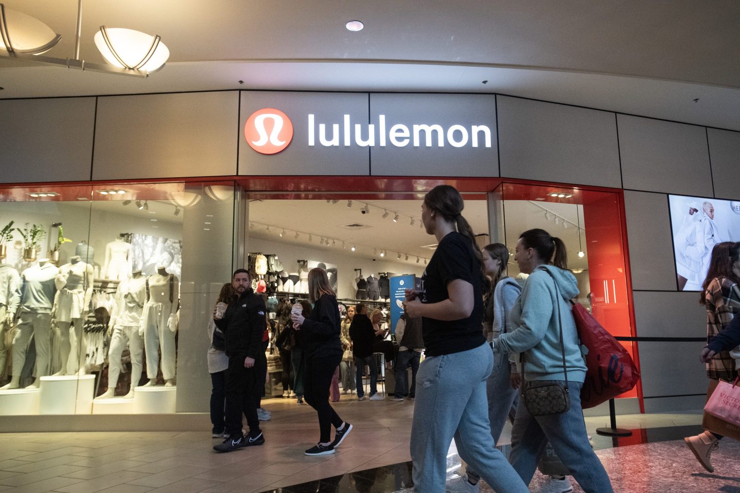 shoppers at the mall going to lululemon