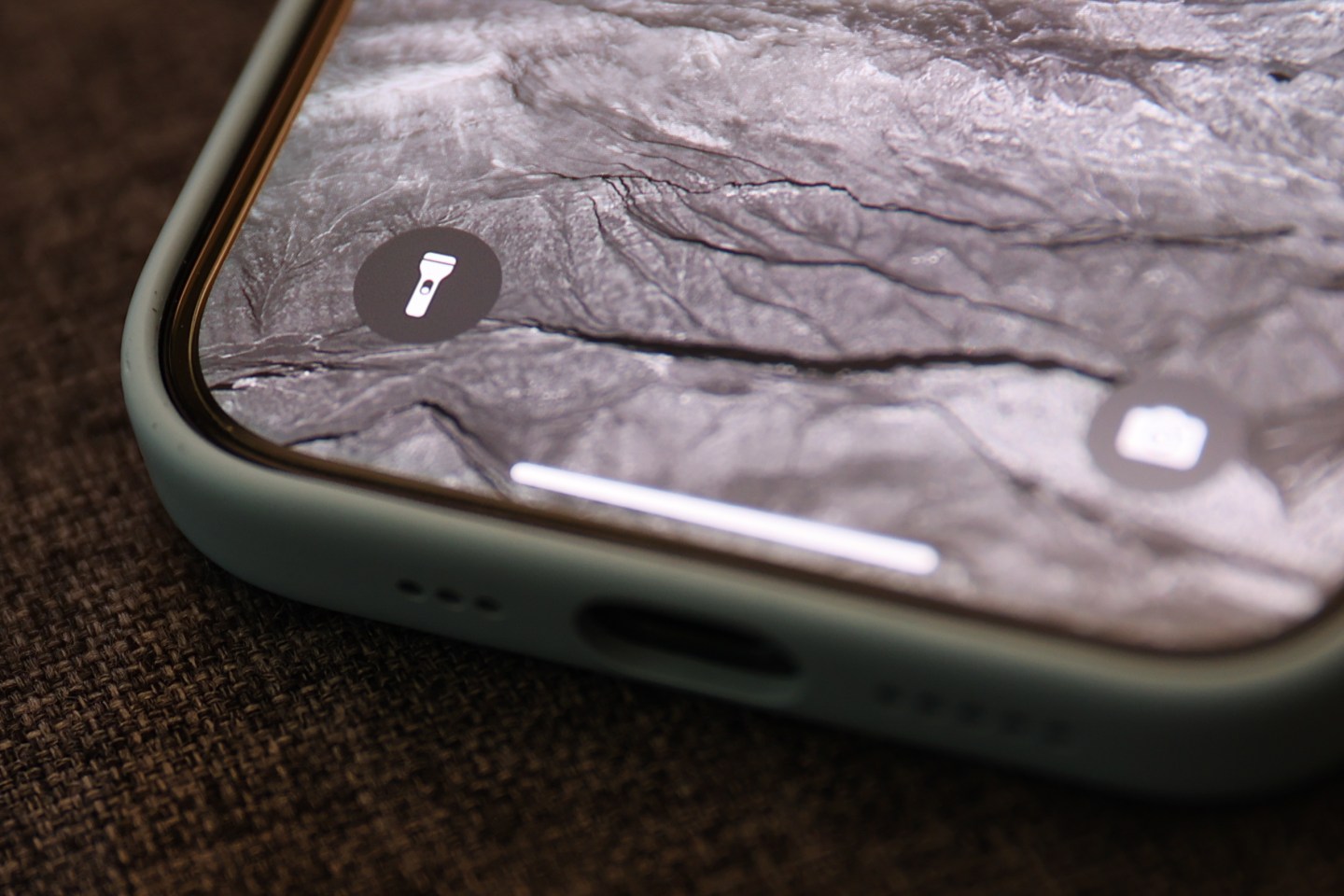 The flashlight icon on the lock screen of an iPhone 15 Pro captured on August 6, 2024. (Photo: Jakub Porzycki/NurPhoto/Getty Images)