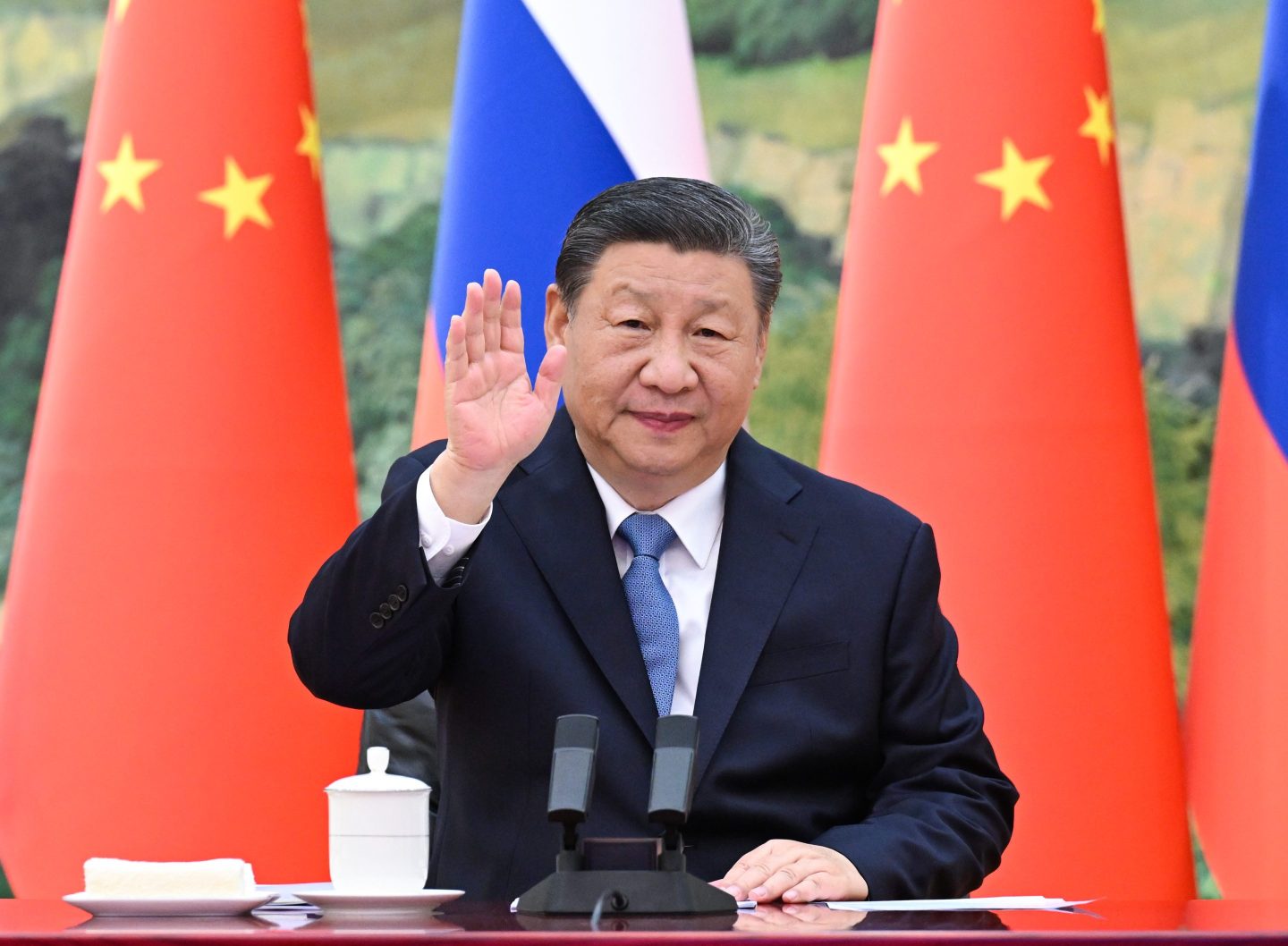 Chinese President Xi Jinping talks with Russian President Vladimir Putin