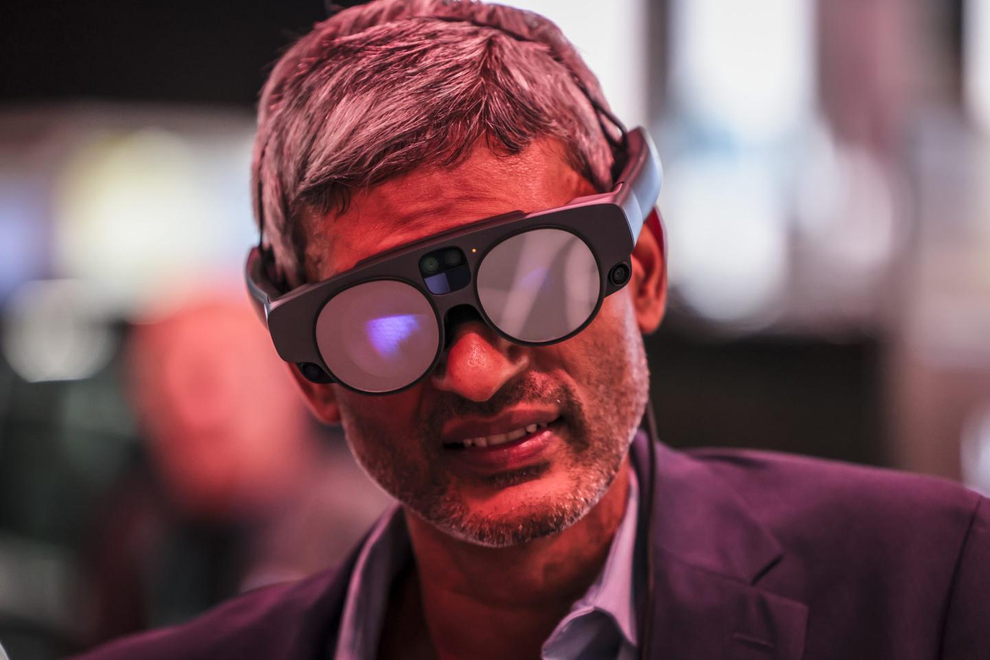 Color-changing smartphones, connected cars and smart contact lenses: the gadgets of Mobile World Congress 2025