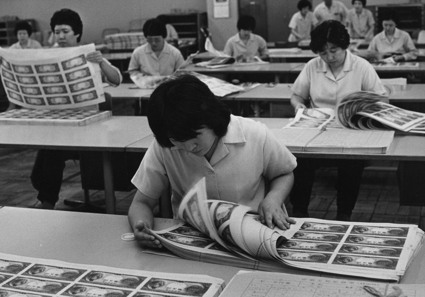 Yen notes being processed in 1980.