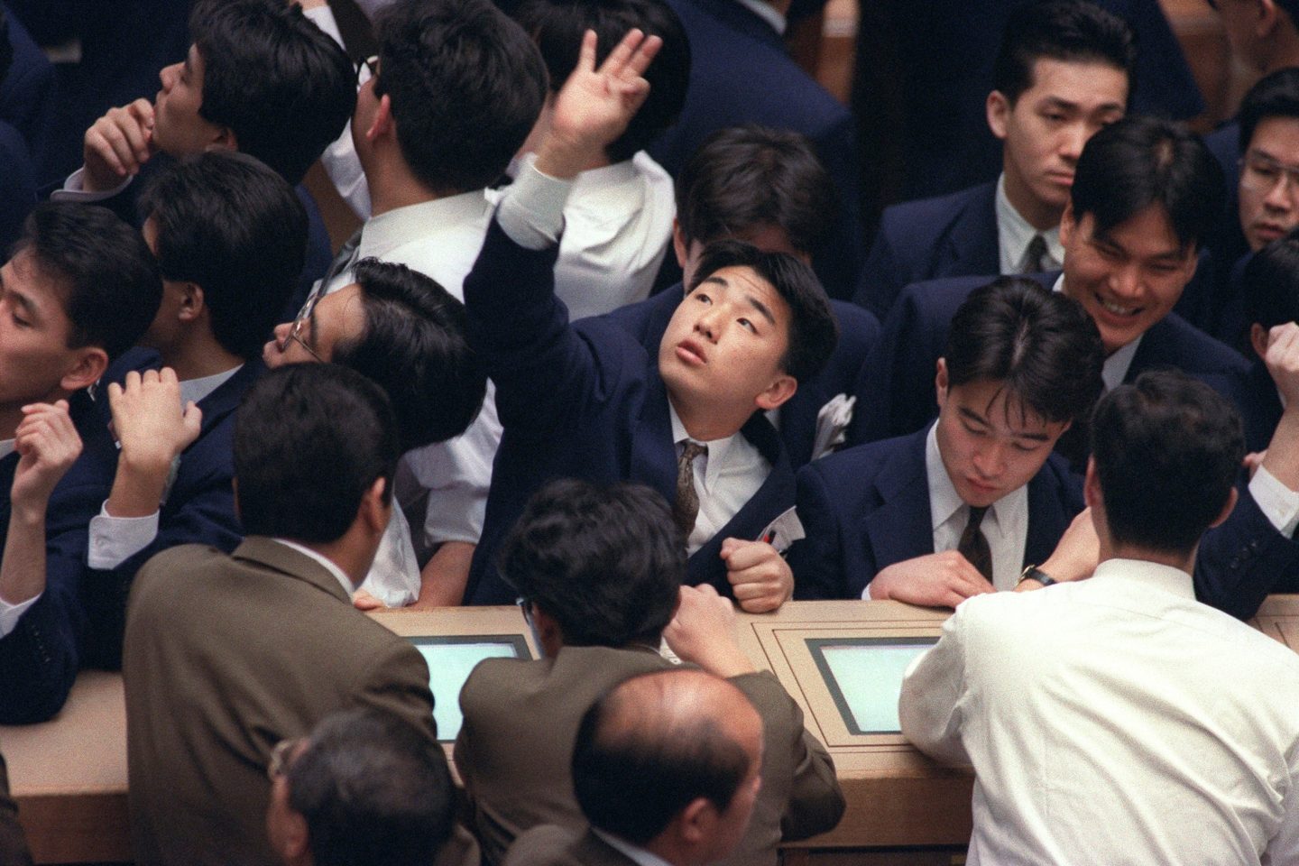 A floor dealer shows a selling sign from a dealing counter at the Tokyo Stock Exchange 20 November 1991.