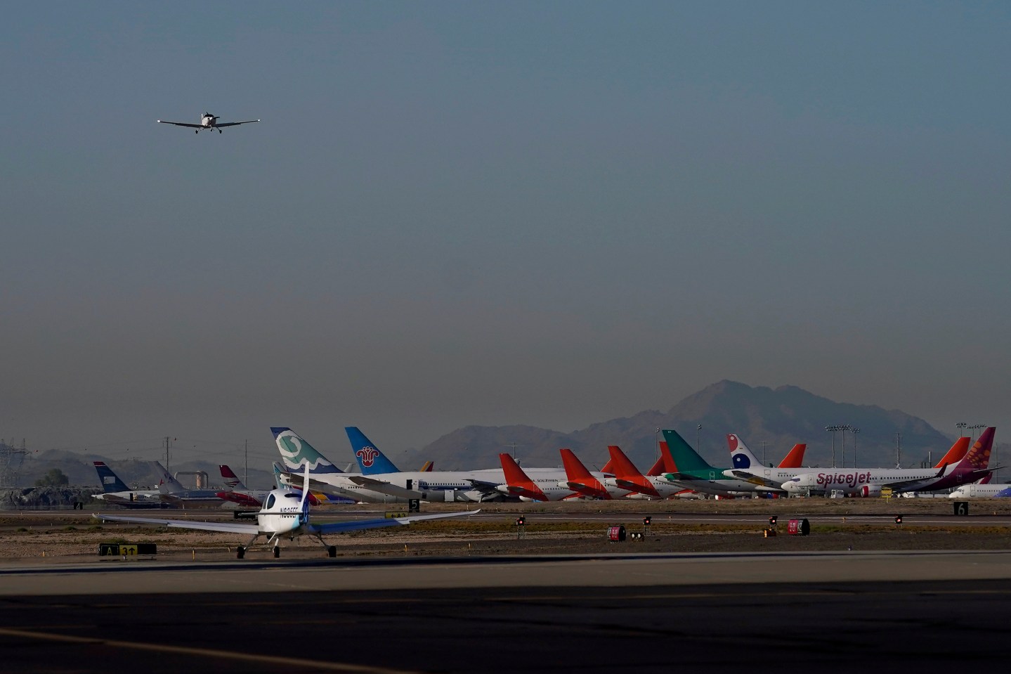 Dozens of former student pilots who say they racked up tens of thousands of dollars in debt for tuition are suing United Airlines and its flight school.