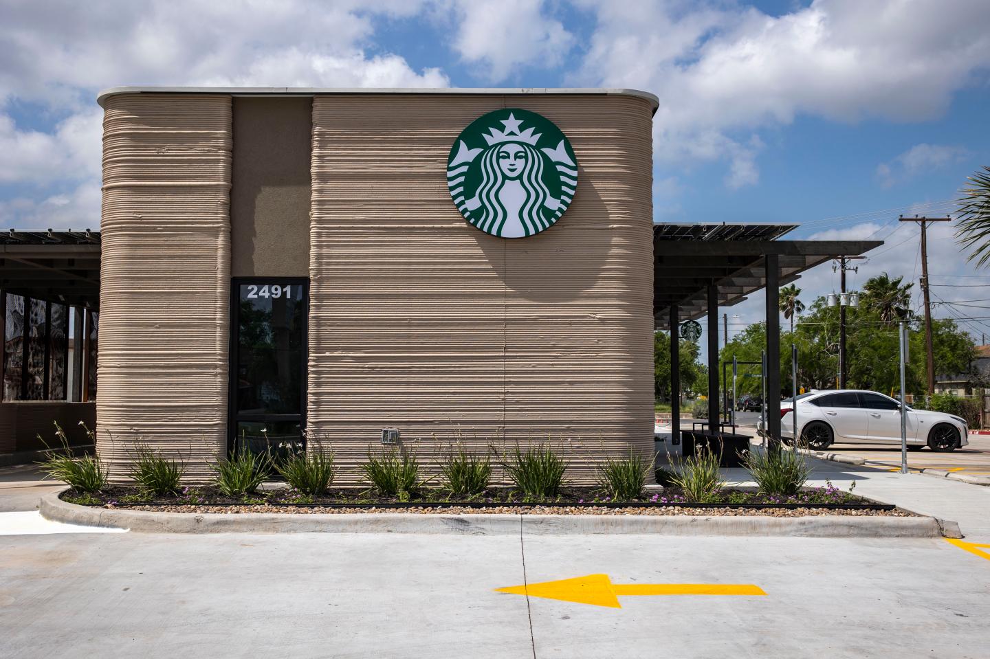 Starbucks’ latest experiment is a micro drive-thru store built by a 3D printer