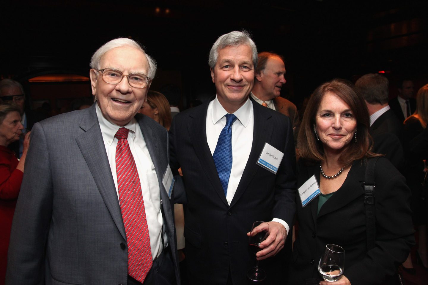 Warren Buffett, Jamie Dimon and Cathy Baron-Tamraz pose for a photo.
