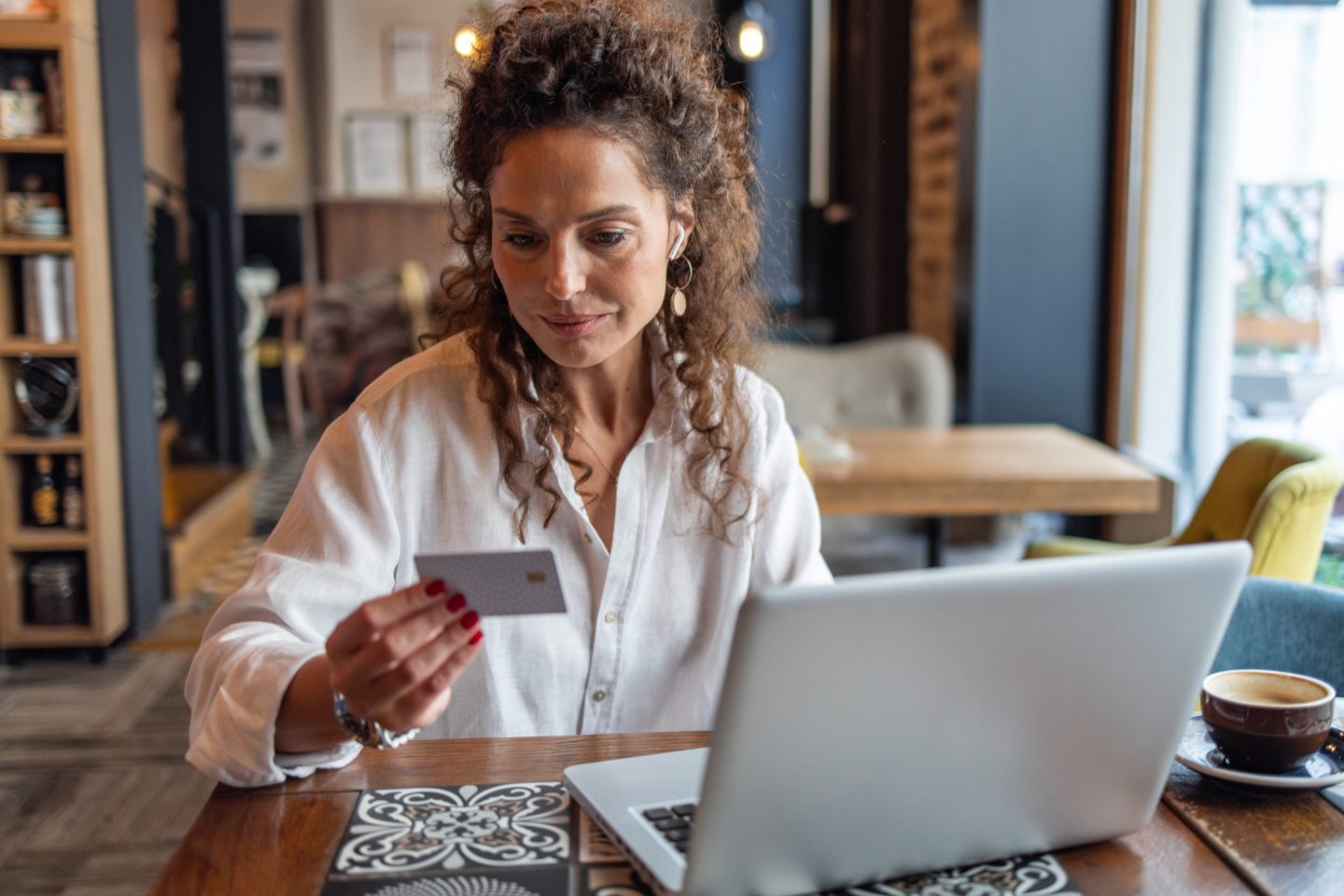 woman online shopping