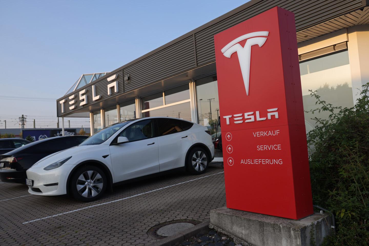 Lawsuit claims Tesla deliberately inflated odometer readings in its cars