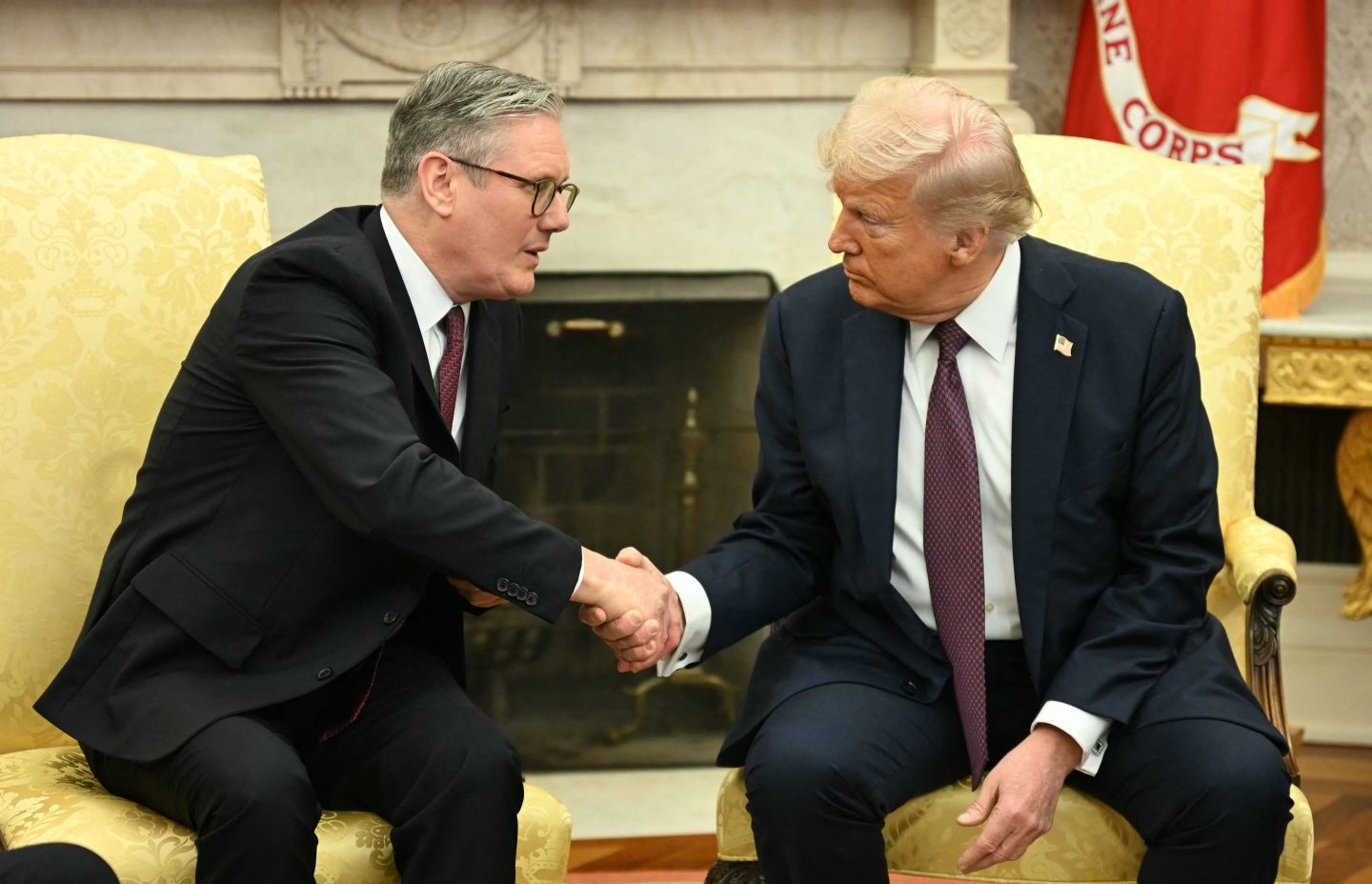 British Prime Minister Keir Starmer (L) shakes hands with U.S. President Donald Trump (R).