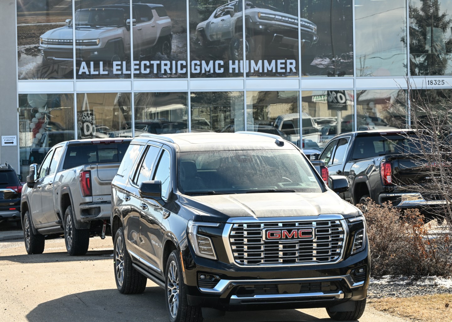 Canada's subsidiary of General Motors is temporarily halting production and cutting staff at an assembly plant in Ingersoll, Ontario.