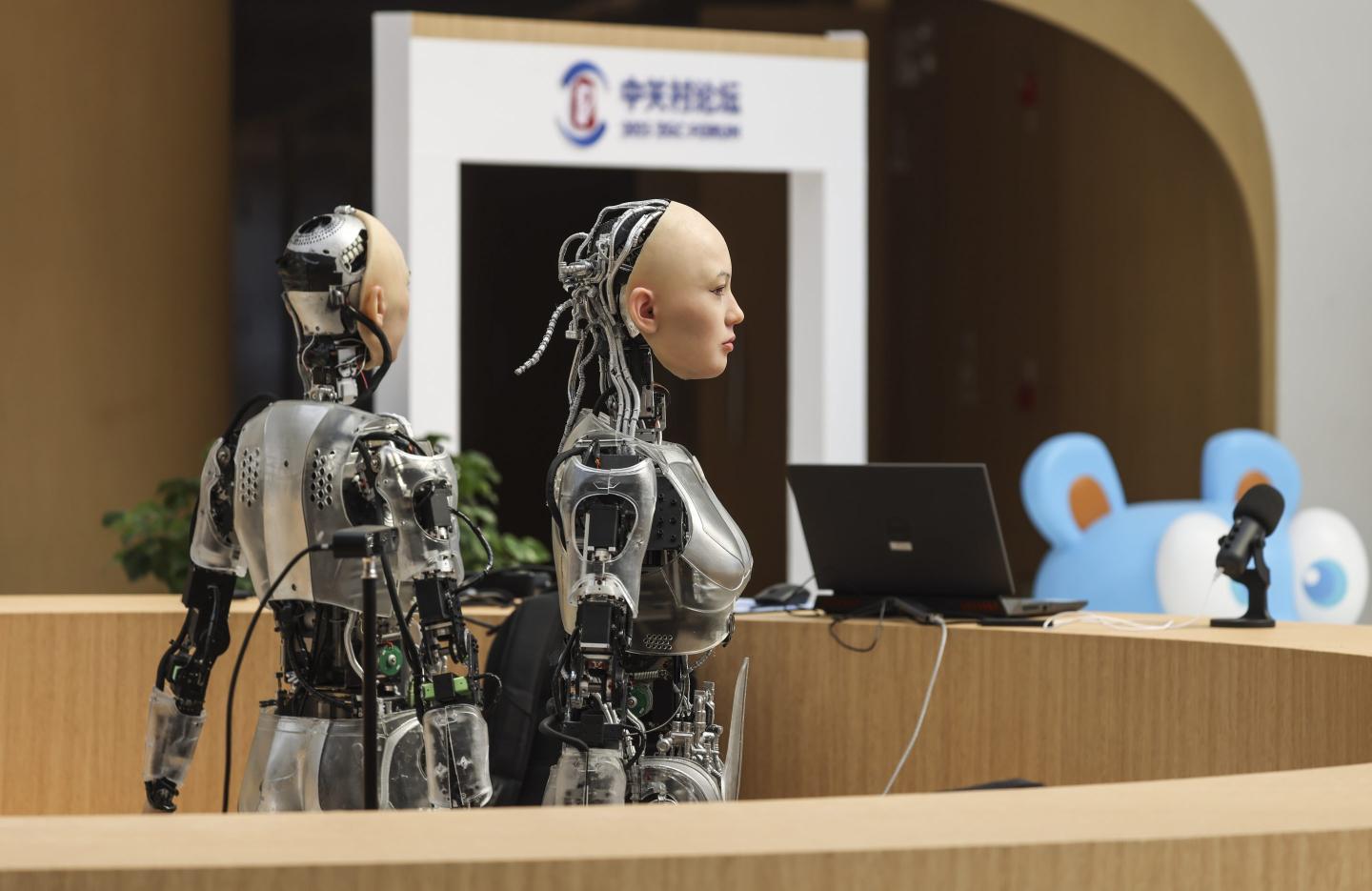Humanoid robots work at the information desk of Zhongguancun International Innovation Center