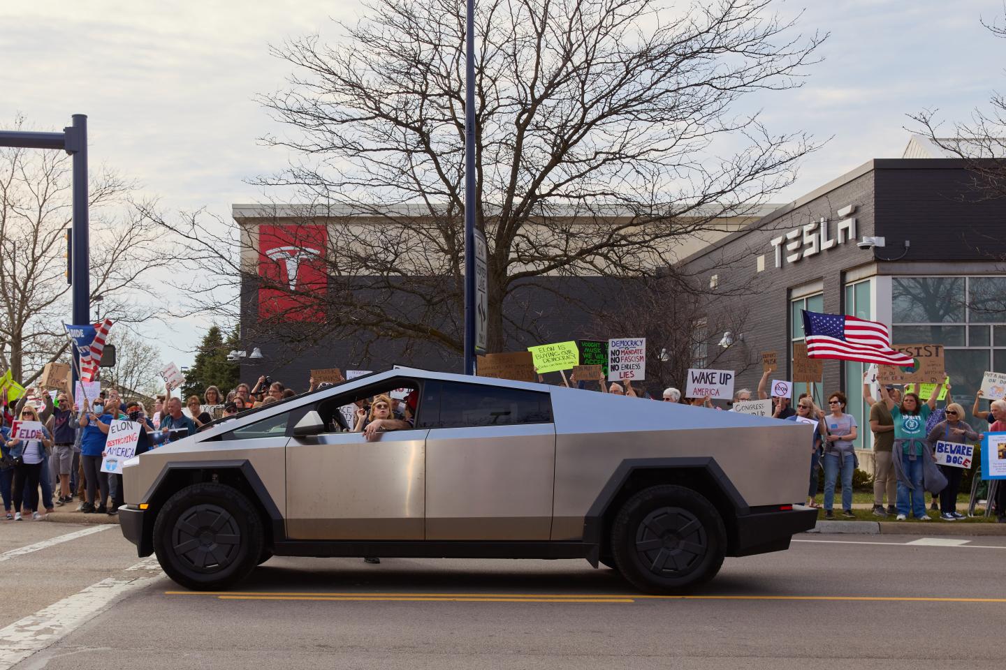 Tesla shares plunge below Lutnick’s ‘never this cheap’ level