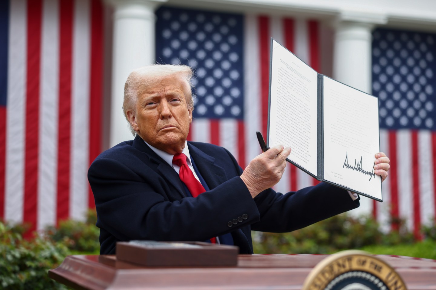Photo: US President Donald Trump displays a signed executive order during a tariff announcement in the Rose Garden of the White House in Washington, DC, US, on Wednesday, April 2, 2025. Trump is imposing tariffs on US trading partners worldwide, his biggest assault yet on a global economic system he has long bemoaned as unfair. Photographer: Jim Lo Scalzo/EPA/Bloomberg via Getty Images