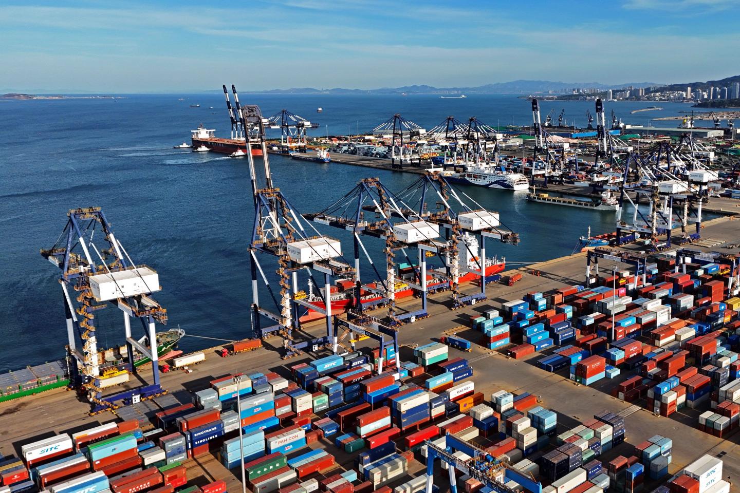 China vows to ready emergency plans, signals calm amid trade war