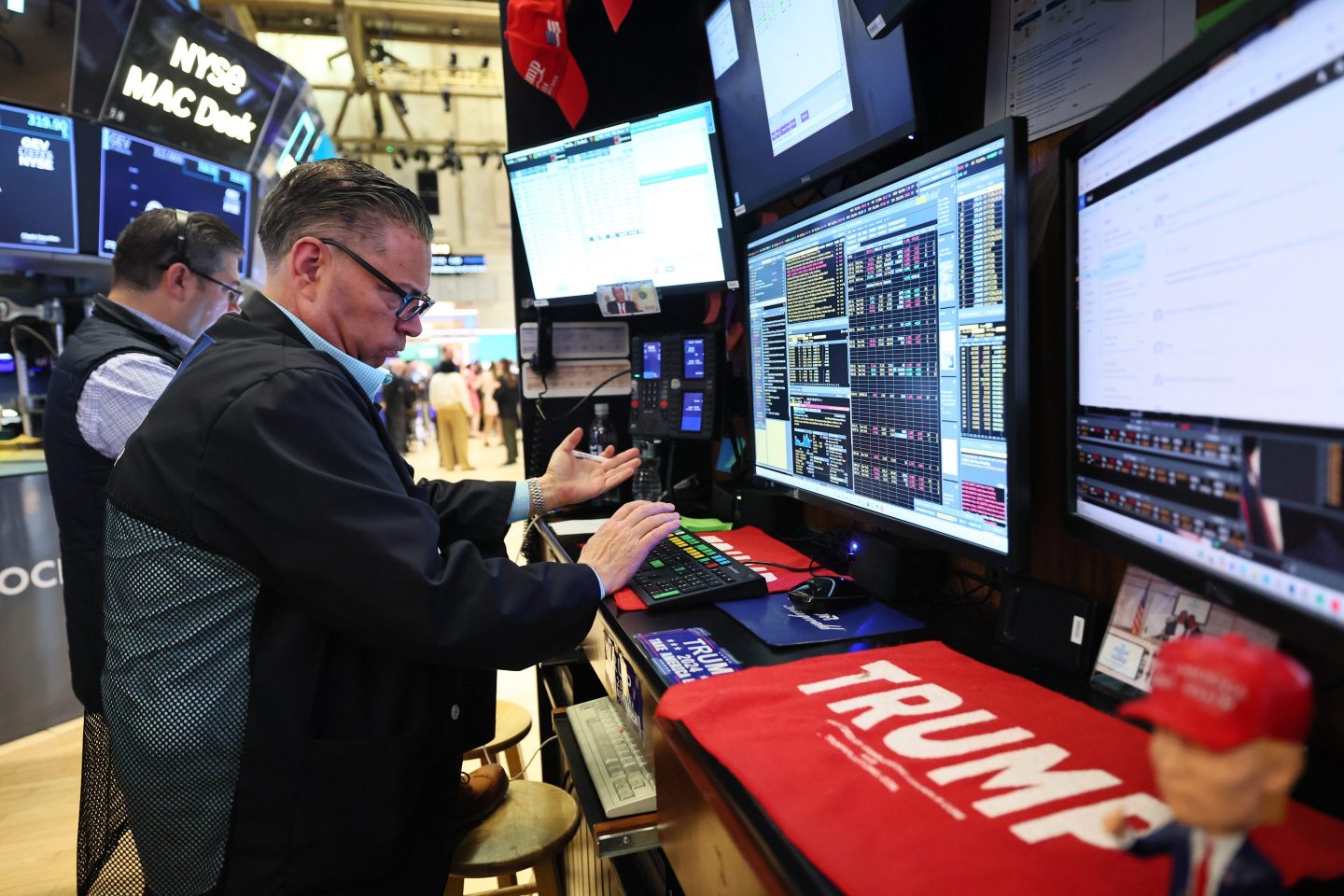 Traders work on the floor of the New York Stock Exchange during morning trading on April 22, 2025 in New York City.