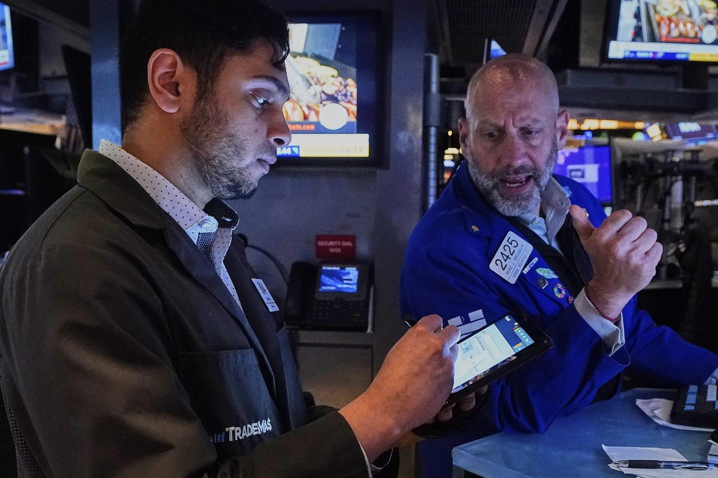 Traders on the NYSE floor