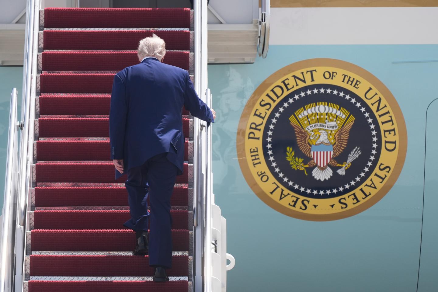 Trump’s $400 million luxury plane offer from Qatar is raising red flags