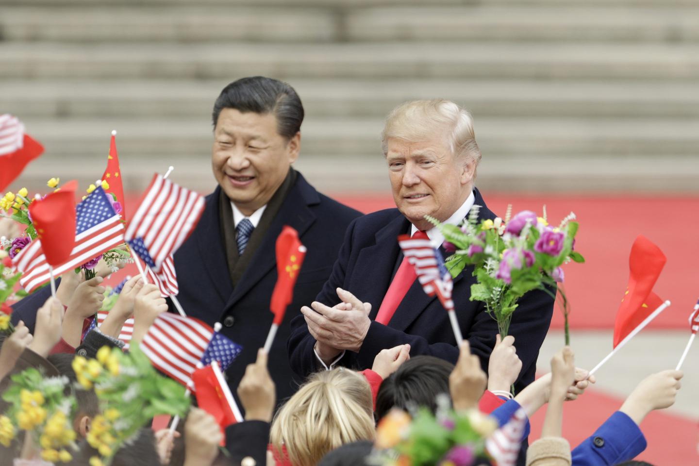 Trump and Xi greet a crowd of cheering people