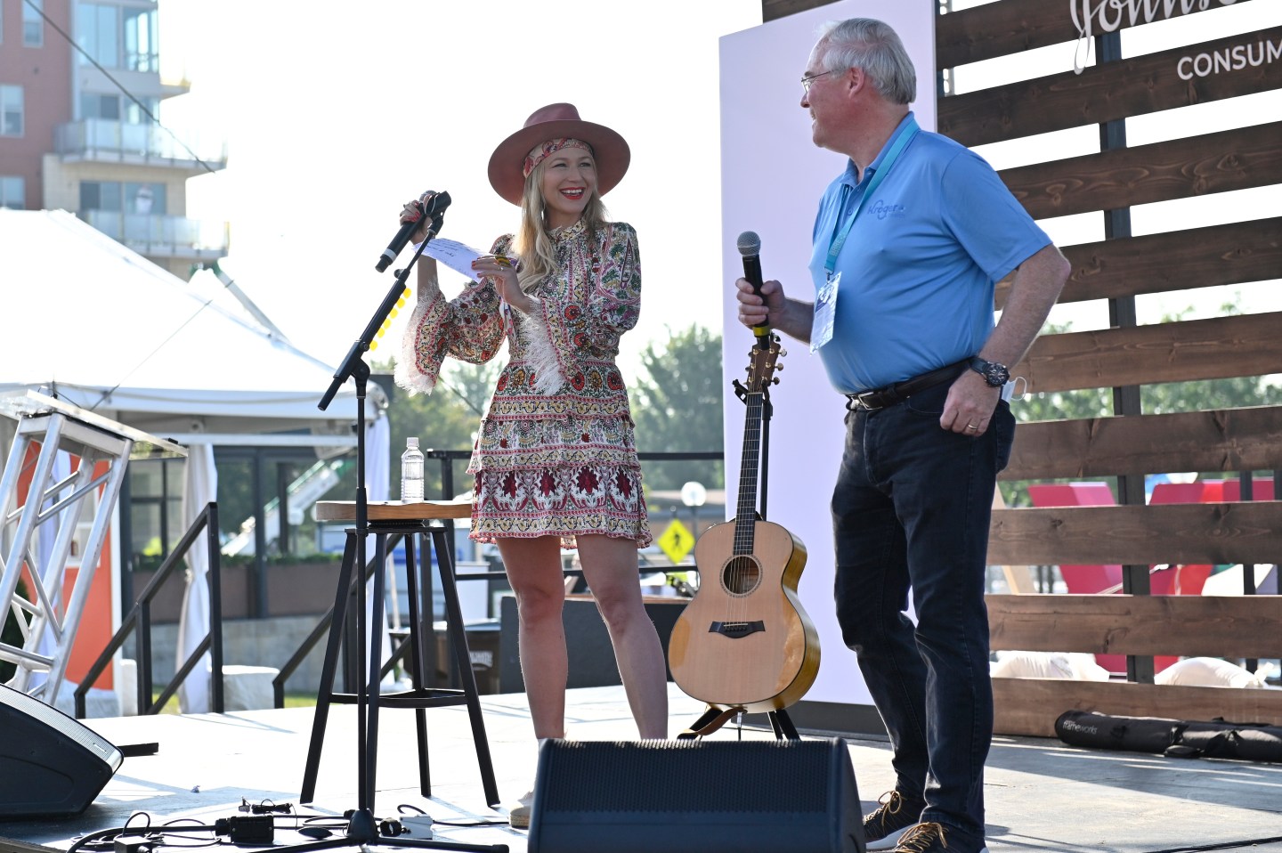 Jewel and former Kroger CEO Rodney McMullen appear on stage. 