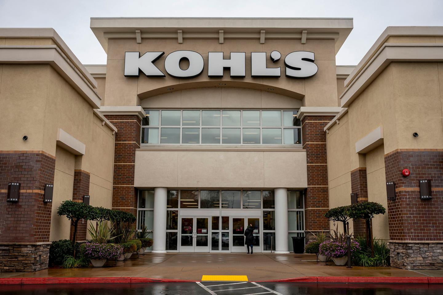 Kohl’s board fight spills into the open with director departure