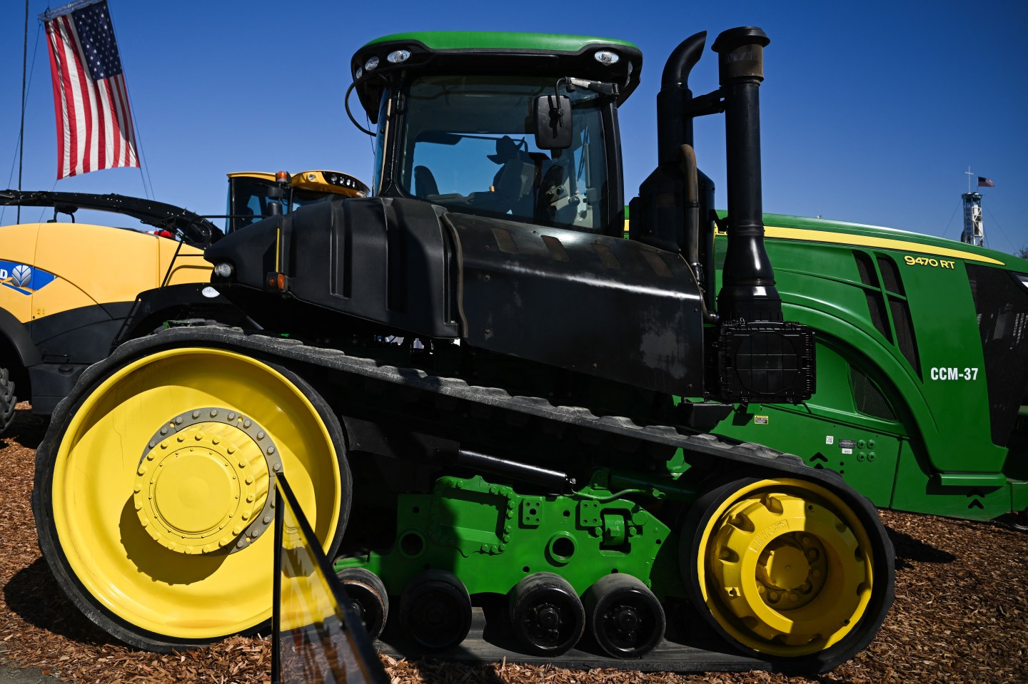 Deere & Co. jumped to a record after earnings beat the highest of analyst estimates, even as the world’s largest farm machinery maker trimmed its profit outlook for the year due to the impact of Donald Trump’s tariffs.