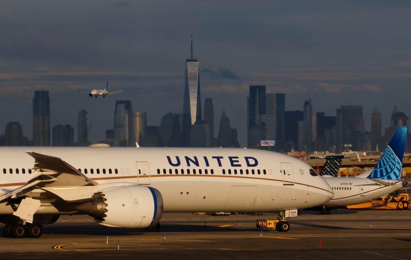 United to cut Newark operations as FAA issues snarl flights