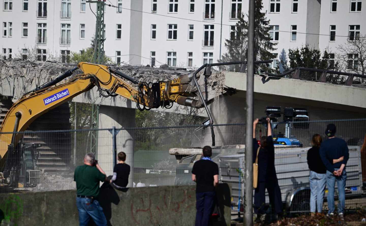 Cracks first emerged over a decade ago in one of Berlin's major road bridges, which is only now being fixed.