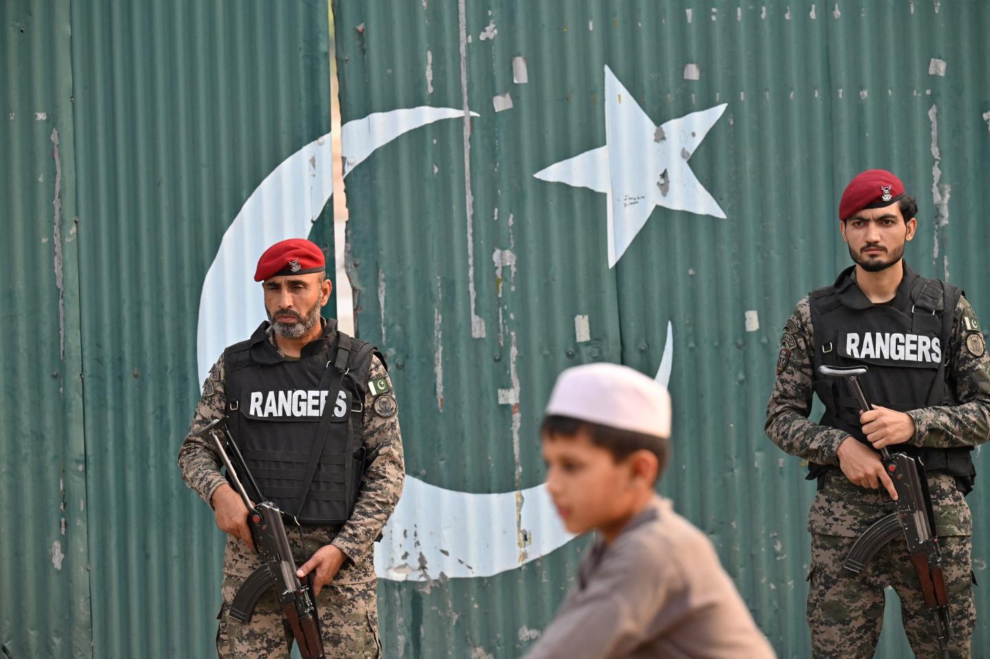 India and Pakistan exchange artillery fire in major escalation of tensions as world leaders urge calm
