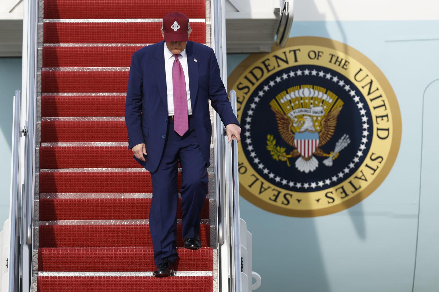 Trump administration can keep collecting its tariffs while legal challenges continue, federal appeals court rules