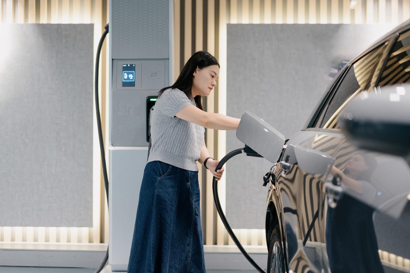 Electric cars lose appeal with new drivers, Shell survey finds