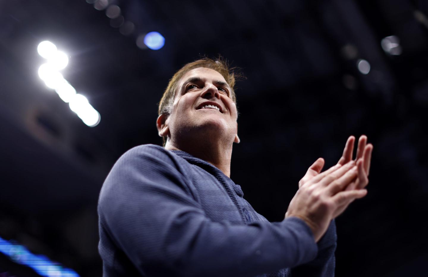 Mark Cuban applauding