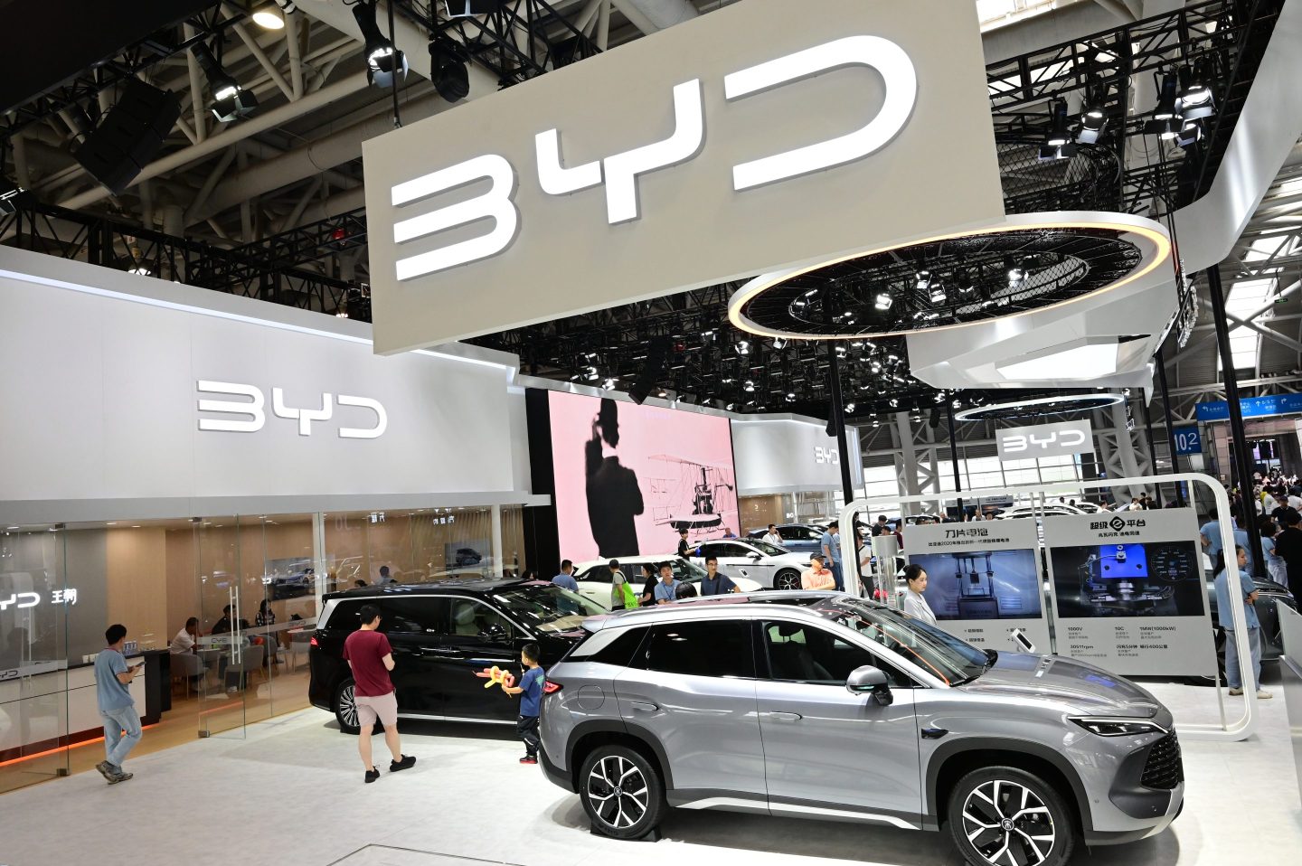 Officials told EV makers to “self-regulate,” and that they shouldn’t sell cars below cost or offer unreasonable price cuts.