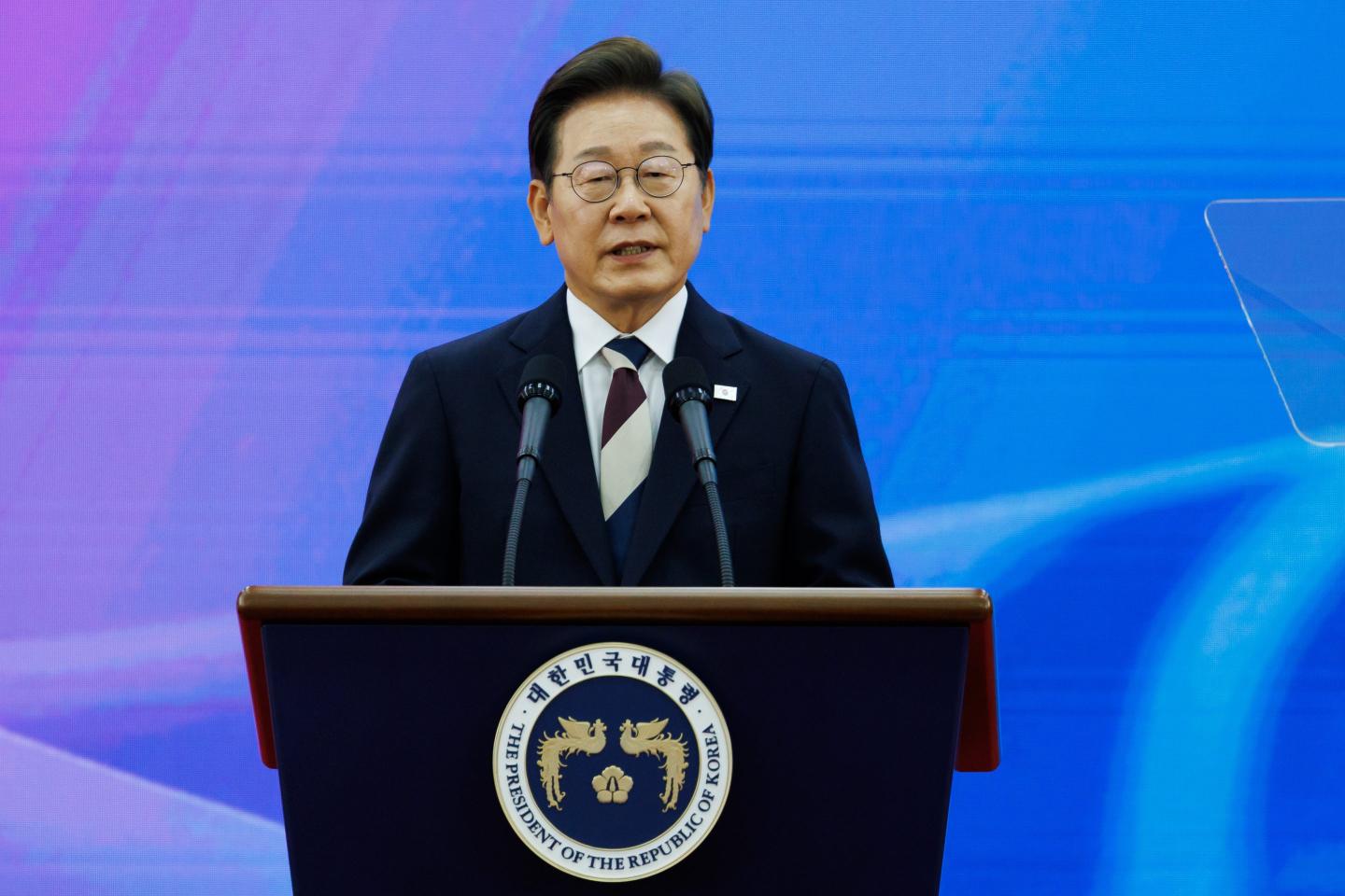 Korea’s Lee urges chaebols to quell distrust, hears trade fears