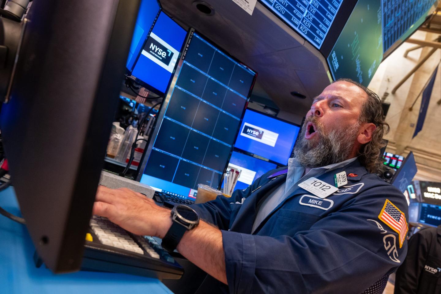 Stock markets rise to new records thanks to the one-two punch of airlines and Big Tech