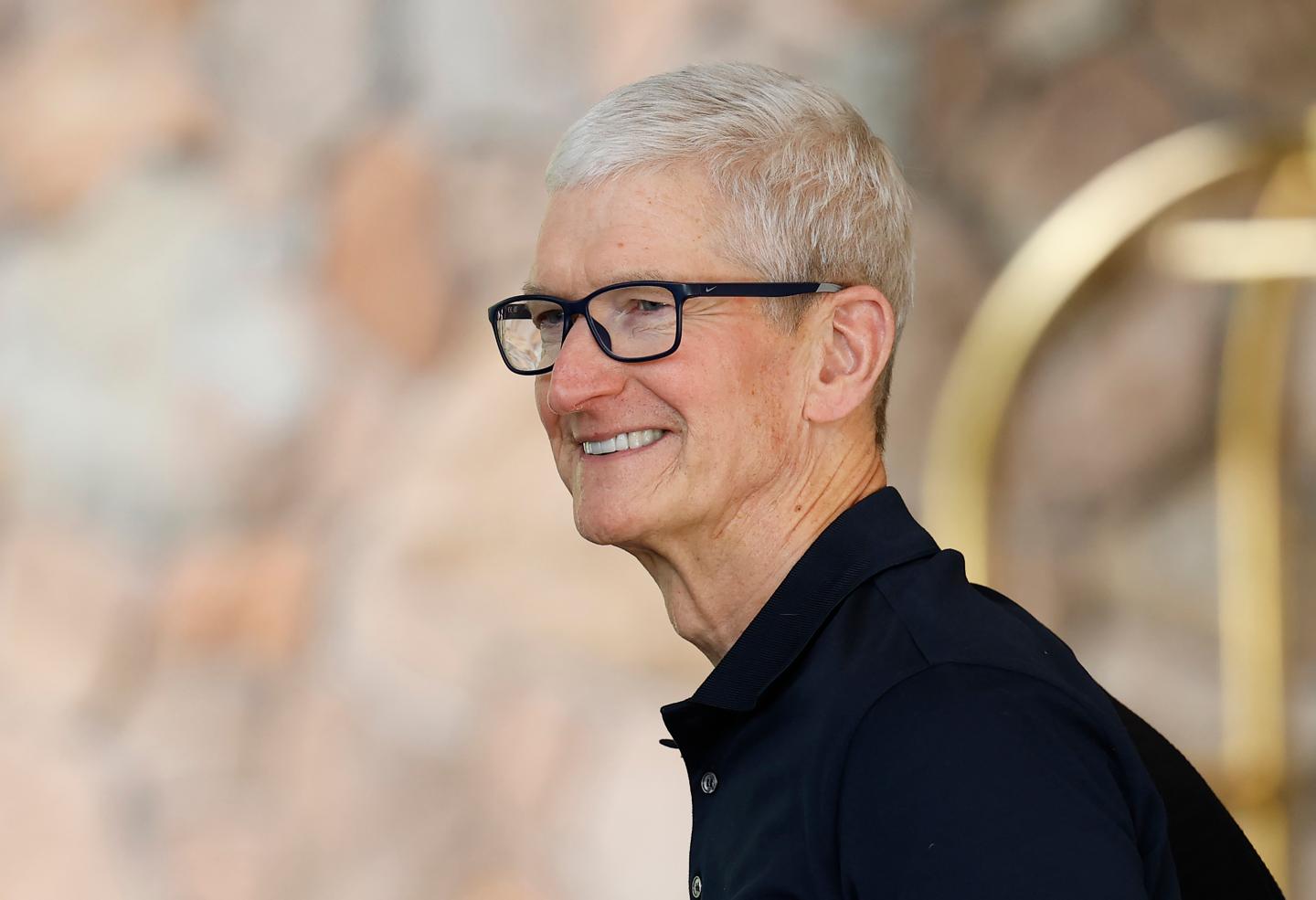 Apple’s Tim Cook is under pressure—but there are a few key reasons leadership experts think he’s still the guy for the job