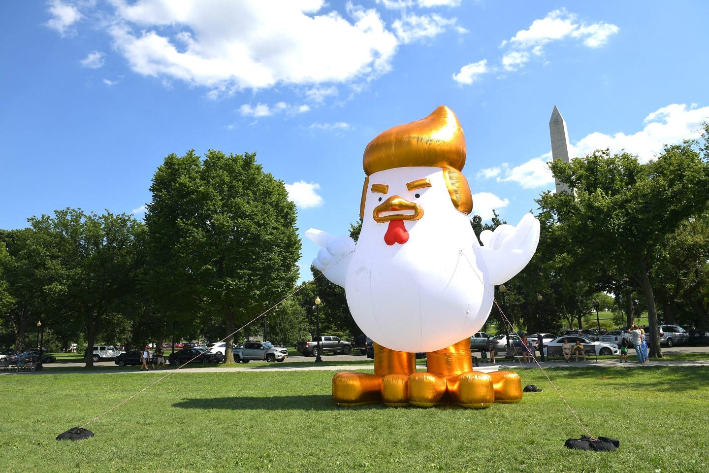 Photo: An inflatable chicken mimicking US President Donald Trump is set up on The Ellipse, a 52-acre (21-hectare) park located just south of the White House and north of the Washington Monument (rear).
